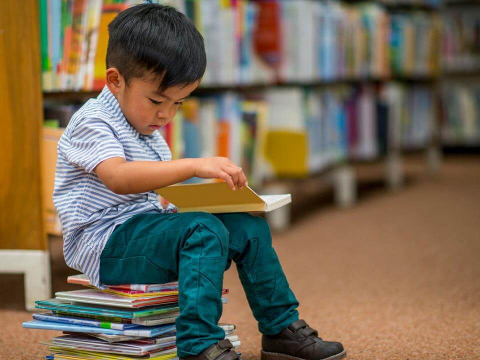 خواندن کتاب از مهمترین موارد آموزش مهارت های زندگی برای کودکان است