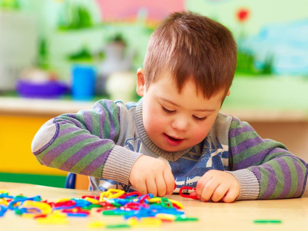 غر نزدن، نخنیدن، بازی نکردن از علائم اوتیسم تا 1 سالگی است