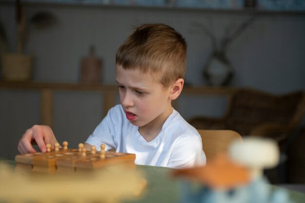 عدم تمایل از نگاه چشمی و اسباب بازی از مهمترین علائم اوتیسم رد 3 سالگی می باشد