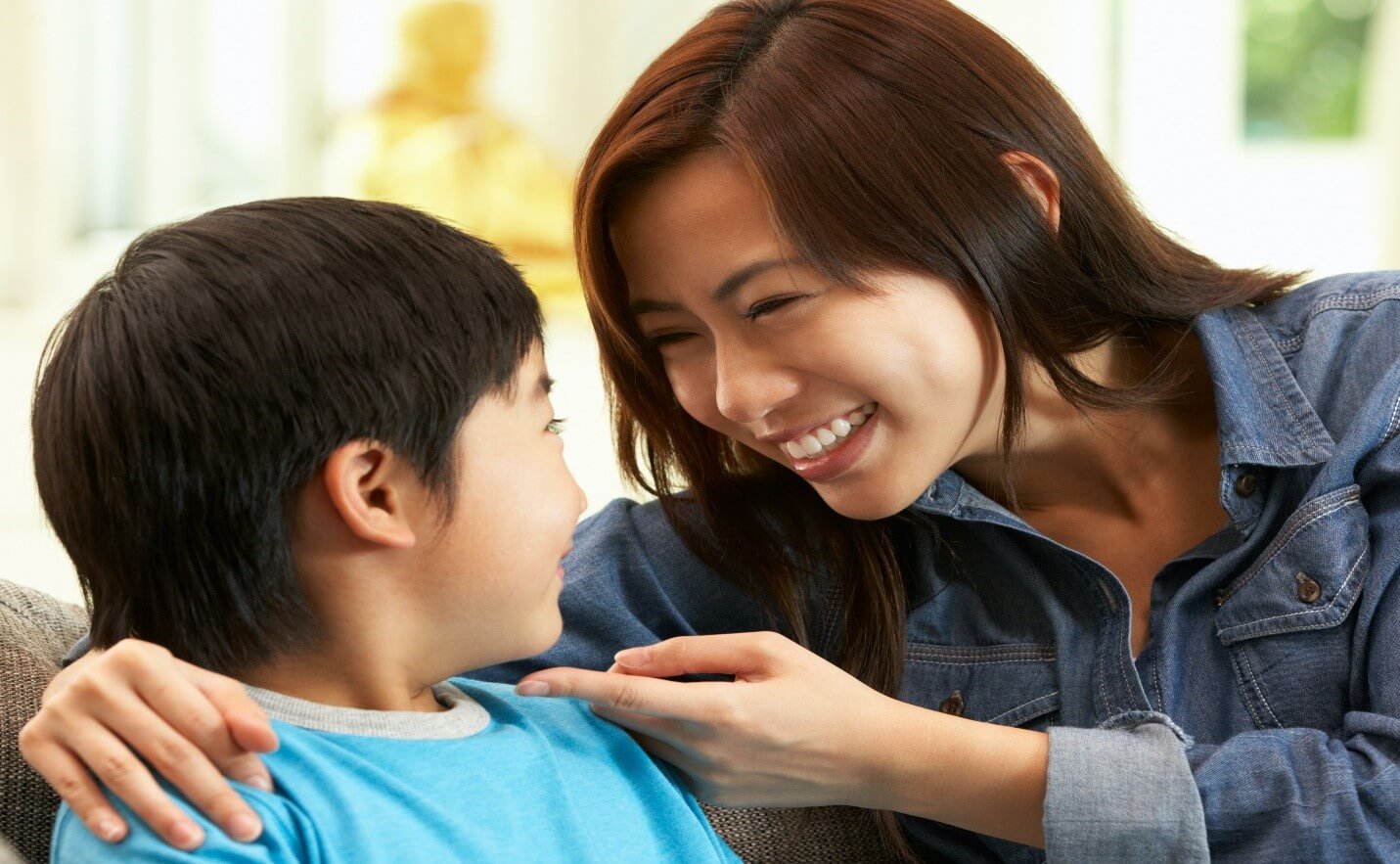 برقراری ارتباط نوثر والدین و فرزندان در رشد فرزند اهمیت بالایی دارد